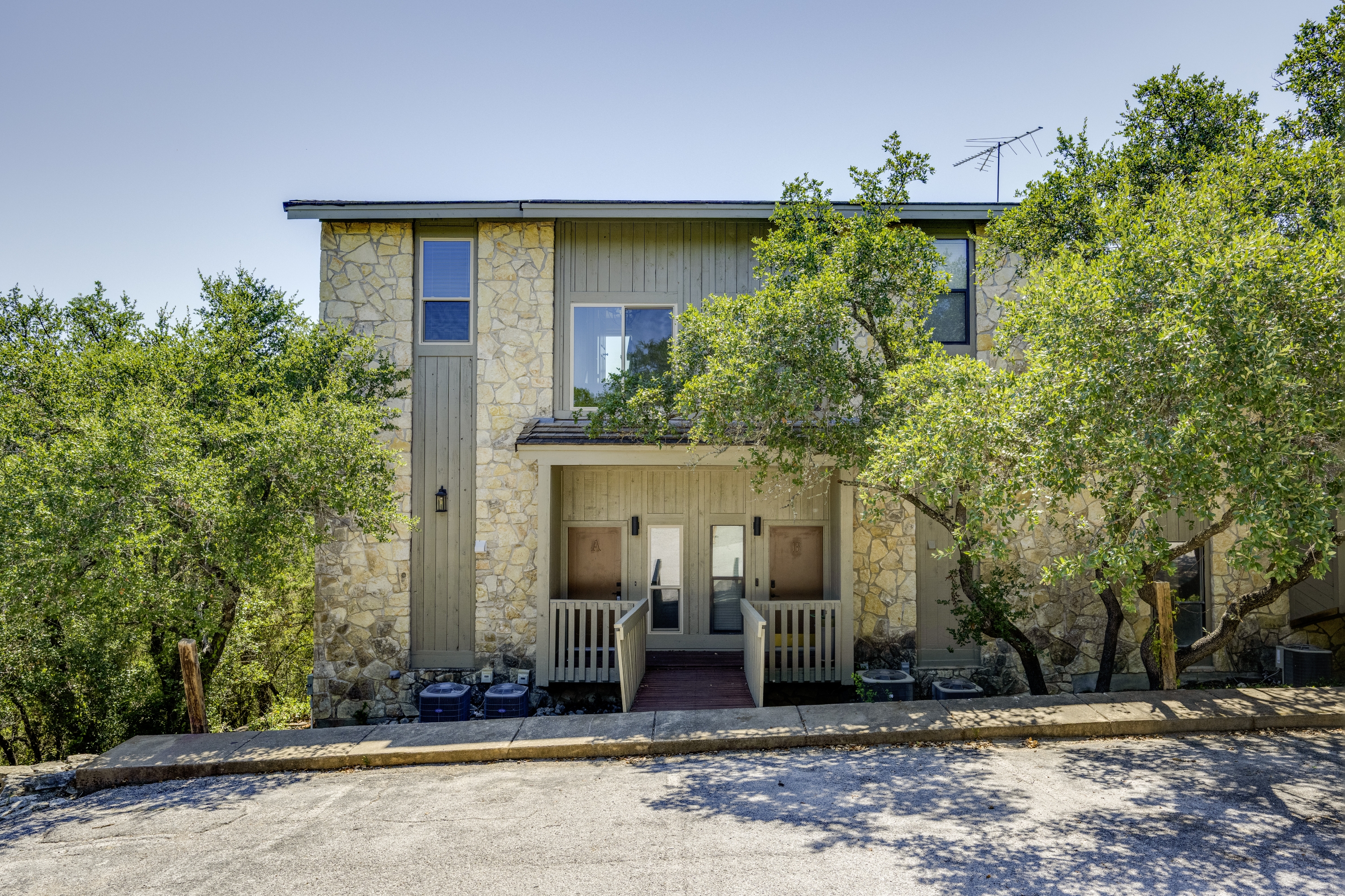 801 Grassy Knoll