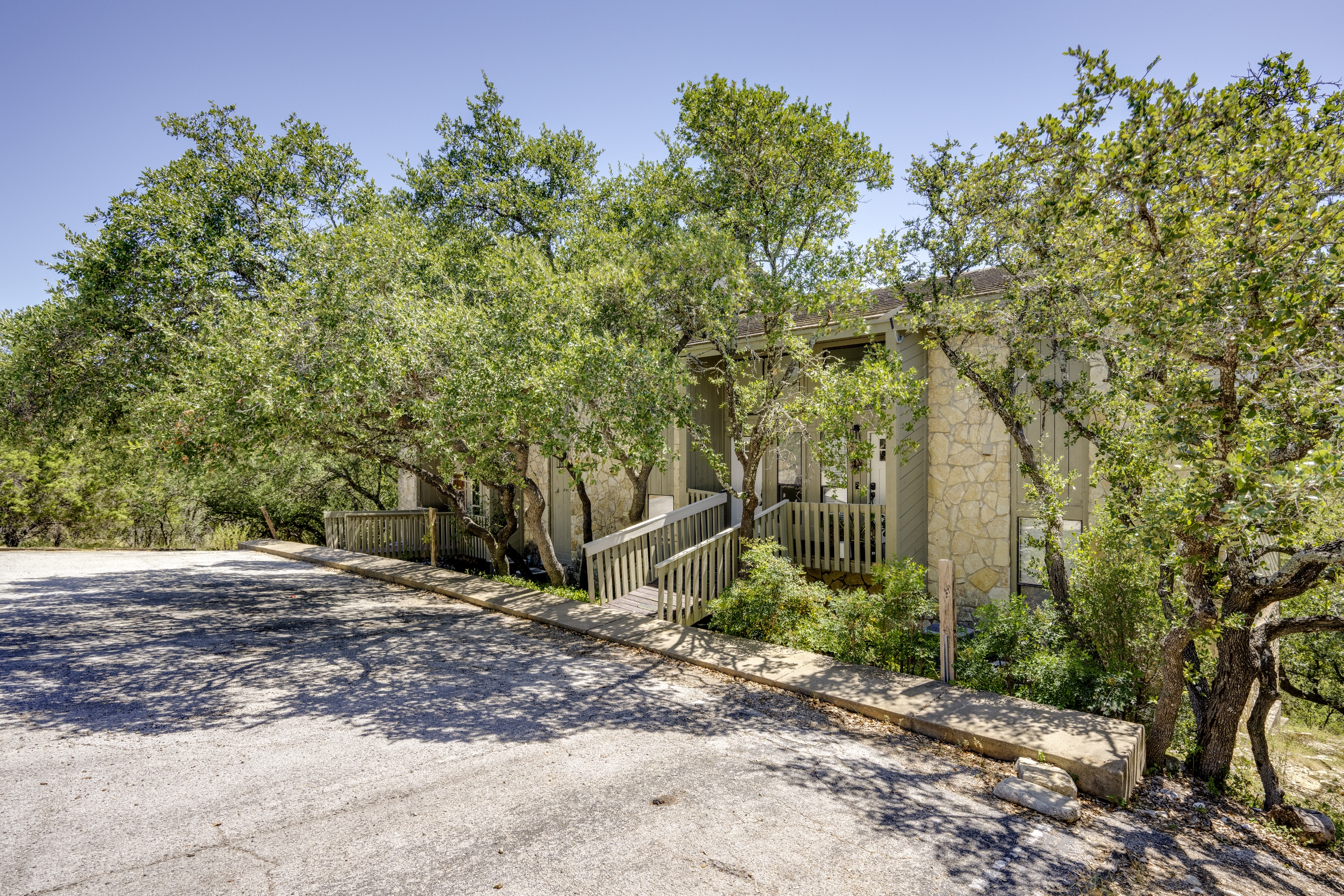 801 Grassy Knoll